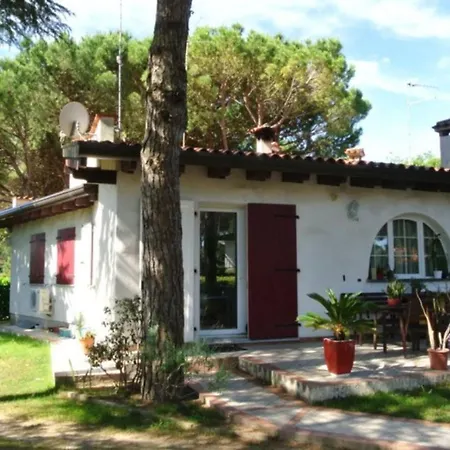公寓 Charming With A Beautifully Equipped Patio